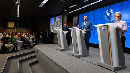 Le président français Emmanuel Macron, le président du Conseil européen Charles Michel et la présidente de la Commission européenne Ursula von der Leyen assistent à une conférence de presse lors d'un Conseil européen à Bruxelles, le 23 juin 2022. (JOHN THYS / AFP)