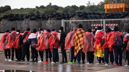 Des migrants ont été&nbsp;secourus&nbsp;par le navire "Ocean Viking" avant d'accoster à Augusta (Italie), le 23 mars 2021. (JEREMIE LUSSEAU / HANS LUCAS / AFP)