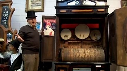 Gérard Boquié dans son musée de musique mécanique
 (France3 / Culturebox)