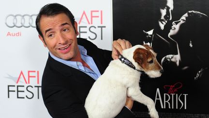 Jean Dujardin et le chien Uggie, le 8 novembre 2011 en Californie (Etats-Unis). (FREDERIC J. BROWN / AFP)