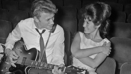 Johnny Hallyday avec la chanteuse britannique Gillian Hills en1960
 (- / UPI / AFP)