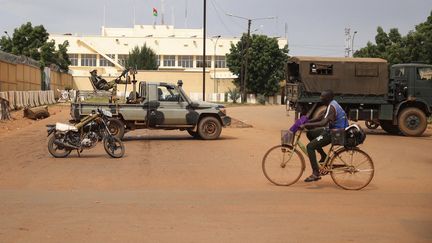 Des soldats burkinabè sont vus déployés à Ouagadougou, la capitale du Burkina, le 30 septembre 2022. Des tirs ont été entendus dans la ville aux premières heures de la journée.&nbsp; (OLYMPIA DE MAISMONT / AFP)