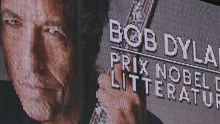 Panneau annonceur de Bob Dylan Prix Nobel de Littérature 2016 au stade Mayol de Toulon
 (BORIS HORVAT / AFP)