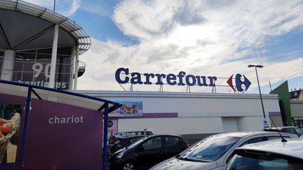 Une enseigne Carrefour au Mans (Sarthe). Photo d'illustration. (CLÉMENTINE SABRIÉ / FRANCE-BLEU MAINE)