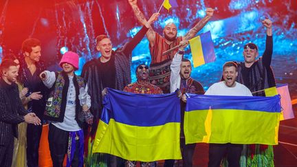 Le groupe Kalush Orchestra, représentant l'Ukraine, célèbre sa victoire à l'Eurovision, le 15 mai 2022 à Turin, en Italie. (JENS BUTTNER / DPA / dpa Picture-Alliance via AFP)