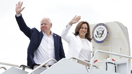 Kamala Harris et son colistier Tim Walz montent à bord d'Air Force Two, à Chippewa Valley (Wisconsin), le 7 août 2024. (KAMIL KRZACZYNSKI / AFP)