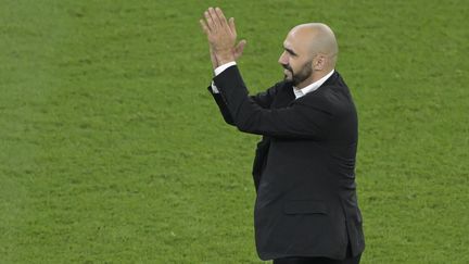 L'entraîneur du Maroc, Walid Regragui, célèbre la qualification de sa sélection en demi-finale de la Coupe du monde de football 2022 après la victoire contre le Portugal, au stade Al-Thumama au Qatar, le 10 décembre 2022. (JUAN MABROMATA / AFP)