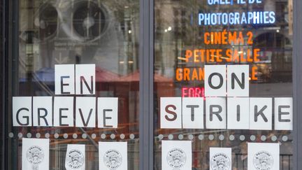 On peut lire "en grève" sur les baies vitrées du Centre Pompidou, à Paris, le 7 décembre 2023. (ERIC BRONCARD / HANS LUCAS)