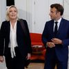 Marine Le Pen aux côtés d'Emmanuel Macron après des entretiens à l'Elysée, le 21 juin 2022, deux jours après les législatives. (LUDOVIC MARIN / AFP)