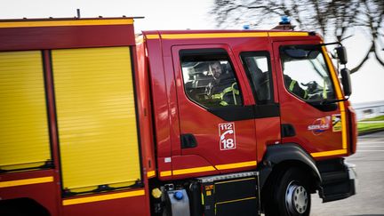 Les pompiers ont envoyé quatre groupes d'intervention feux de forêt ainsi qu'un groupe urbain sur place. Photo d'illustration. (LOIC VENANCE / AFP)