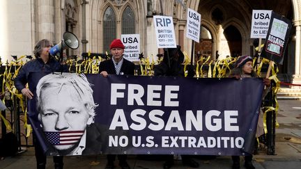 Des soutiens de Julian Assange manifestent à Londres (Royaume-Uni), le 10 décembre 2021.&nbsp; (NIKLAS HALLE'N / AFP)