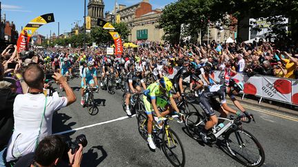 Les coureurs du Tour de France prennent le départ de l'édition 2014, le 5 juillet 2014, à Leeds (Royaume-Uni). (MATT WEST / BACKPAGE IMAGES LTD / AFP)