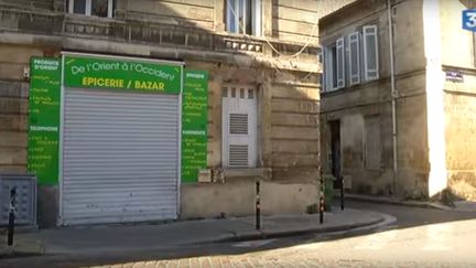 La devanture de l'épicerie "De l'Orient à l'Occident", à Bordeaux (Gironde), qui&nbsp;était réservée aux hommes certains jours et aux femmes femmes le reste de la semaine. (FRANCE 3 AQUITAINE)