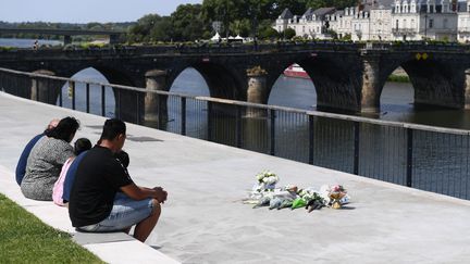 Des habitants d'Angers rendent hommage aux trois victimes d'une rixe mortelle, sur l'esplanade "Coeur de Maine", le 17 juillet 2022. (JOSSELIN CLAIR / MAXPPP)