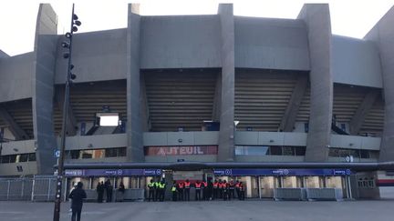 Le Parc des Princes était sous bonne garde, dimanche 10 mars 2019. (FAUSTINE MAUERHAN / RADIO FRANCE)