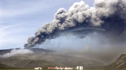 Le 14 avril 2010, le monde entier découvre l’existence de ce volcan au nom imprononçable qu’on pourrait traduire par «le volcan au-dessus des montagnes près des îles» ! En quelques heures, le cratère projette dans l’atmosphère un immense panache de cendres «fines, dures et tranchantes comme les éclats d’une bouteille cassée en milliards de morceaux», selon une étude de l’université de Copenhague. Poussées par les vents, les particules traversent l’Europe pendant plus d’un mois et perturbent gravement le trafic aérien. Bilan : 100.000 vols annulés et 10 millions de passagers maintenus au sol. (ROBERT HARDING / REUTERS)