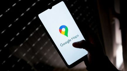 Un smartphone équipé de l'application Google Maps, en 2022. (NIKOLAS KOKOVLIS / NURPHOTO)