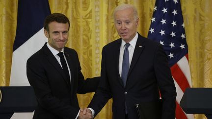 Le président français, Emmanuel Macron, et son homologue américain, Joe Biden, à la Maison Blanche, aux Etats-Unis, le 1er décembre 2022. (LUDOVIC MARIN / AFP)