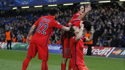 Apr&egrave;s avoir ouvert le score pour le PSG,&nbsp;David Luiz&nbsp;tombe &agrave; genoux de joie. (IAN KINGTON / AFP)