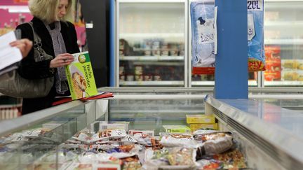 Bac de surgel&eacute;s dans un supermarch&eacute; d'H&eacute;rouville-Saint-Clair (Calvados), le 26 f&eacute;vrier 2013. (CHARLY TRIBALLEAU / AFP)