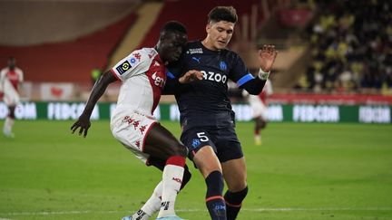 Krepin Diatta au duel avec Leonardo Balerdi, lors de Monaco-Marseille, le 13 novembre 2022. (VALERY HACHE / AFP)