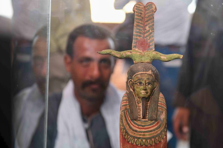 L'une des nombreuses statues mises au jour avec la centaine de sarcophages, exposée le 14 novembre 2020&nbsp;dans la nécropole de Saqqara (AHMED HASAN / AFP)