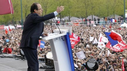 Fran&ccedil;ois Hollande d&eacute;bute son discours &agrave; Vincennes, dimanche 15 avril 2012. (PATRICK KOVARIK / AFP)