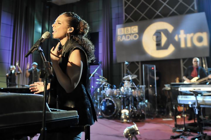 Alicia Keys se produit sur scène pour BBC Radio 1xtra aux Studios Maida Vale, le 20 janvier 2010 à Londres, en Angleterre. (ANDY SHEPPARD / REDFERNS)