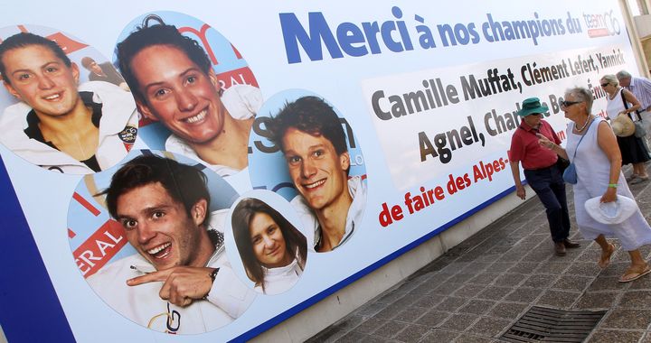 Cl&eacute;ment Lefert (en bas &agrave; gauche de l'affiche) aux c&ocirc;t&eacute;s des champions olympiques ni&ccedil;ois sur une affiche les f&eacute;licitant de leurs performances &agrave; Londres, le 3 ao&ucirc;t 2012. (VALERY HACHE / AFP)