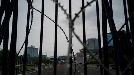 Des barbelés sur la porte du Parlement indonésien, à Jakarta, la capitale indonésienne, le 6 décembre 2022. (BAY ISMOYO / AFP)