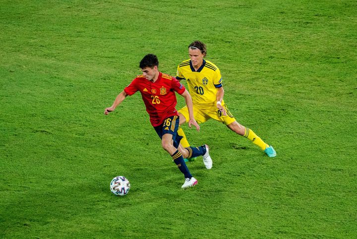 Pedri à la lutte avec&nbsp;Kristoffer Olsson lors du match Espagne-Suède, le 14 juin 2021.&nbsp; (URBANANDSPORT / AFP)