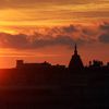 Le Soleil se lève sur Nice (Alpes-Maritimes), le 8 octobre 2009.&nbsp; (SERGE HAOUZI / MAXPPP)