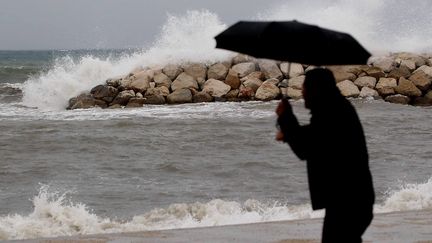 Un homme se prom&egrave;ne sur la plage de Toulon (Var), le 4 novembre 2014. (MAXPPP)