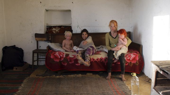 Quatre des enfants de Sacha Roussev, photographi&eacute;s &agrave; Nikolaevo (Bulgarie), le 24 octobre 2013. Elle est&nbsp;soup&ccedil;onn&eacute;e d'&ecirc;tre aussi la m&egrave;re de "l'ange blond", une fillette retrouv&eacute;e en Gr&egrave;ce. (REUTERS)