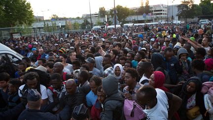 Des migrants lors de l'évacuation du camp de la porte de la Chapelle à Paris, le 7 juillet 2017. (YANN BOHAC / CITIZENSIDE / AFP)