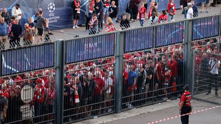 Des supporters de Liverpool à l'extérieur du Stade de France, à Saint-Denis (Seine-Saint-Denis), lors de la finale de la Ligue des champions face au Real Madrid, le 28 mai 2022. (THOMAS COEX / AFP)