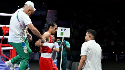 La boxeuse algérienne Imane Khelif quitte la salle après son combat de boxe en huitième de finale des moins de 66 kg contre l'Italienne Angela Carini lors des Jeux Olympiques de Paris 2024, à Villepinte le 1er août 2024. (MOHD RASFAN / AFP)