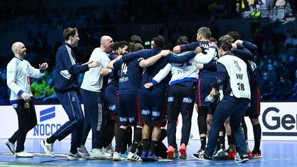 Les joueurs de l'équipe de France célèbrent leur victoire contre la Suède en demi-finale du Mondial de handball, à Stockholm le 27 janvier 2023. (JONATHAN NACKSTRAND / AFP)