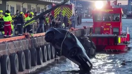 À Oslo, en Norvège, les occupants d’une voiture électrique, tombée dans un fjord, ont été secourus par un sauna flottant ! Récit d’un sauvetage incroyable. (franceinfo)