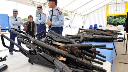 Des gendarmes pr&eacute;sentent, le 7 octobre 2008, &agrave; Montpellier (H&eacute;rault),&nbsp;des armes saisies le 3 octobre pr&egrave;s du village de Langlade (Gard). (PASCAL GUYOT / AFP)