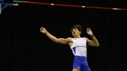 Armand Duplantis lors d'un concours à Birmingham, le 19 février 2022. (ADRIAN DENNIS / AFP)