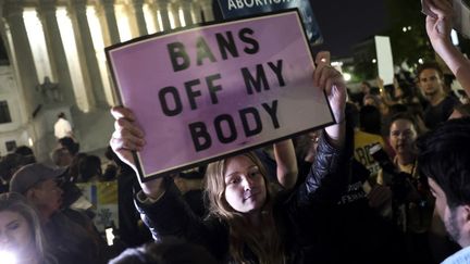 Des femmes manifestent pour le droit à l'avortement, le 2 mai 2022, devant le siège de la Cour suprême à Washington (Etats-Unis). (KEVIN DIETSCH / GETTY IMAGES NORTH AMERICA / AFP)