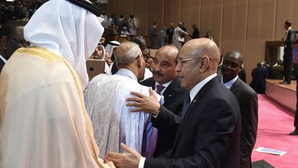 Le président mauritanien Mohamed Ould Cheikh El Ghazouani&nbsp;(au premier plan à droite) félicité par une délégation des pays du Golfe, lors de son investiture le 1er août 2019. (SEYLLOU / AFP)