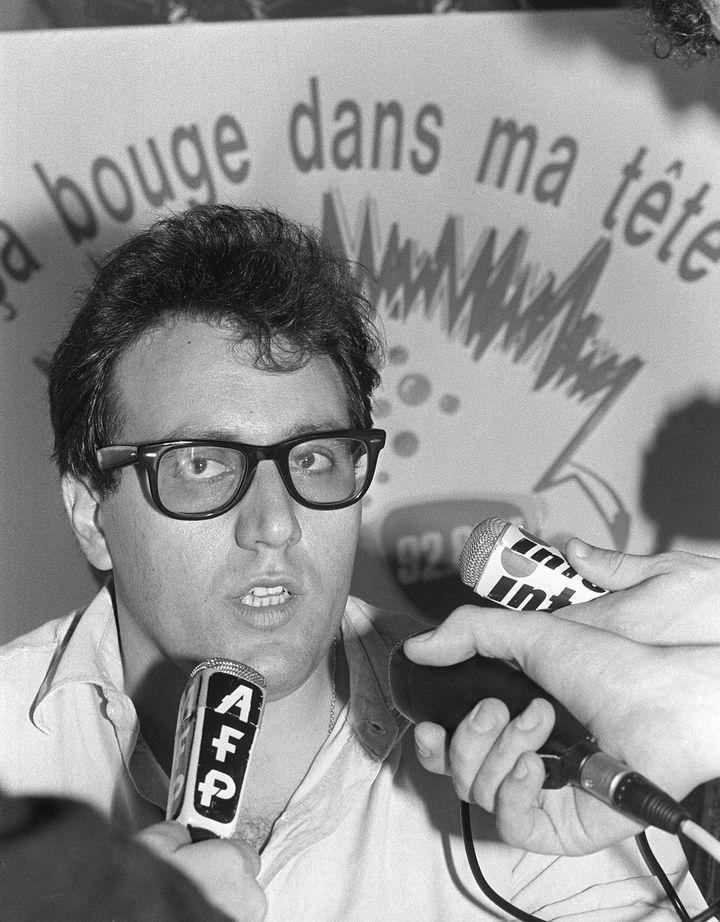 Julien Dray, membre du bureau national de SOS Racisme, réagit à des&nbsp;propos tenus à l'encontre de l'association par le ministre de l'Intérieur, Charles Pasqua, en 1986.&nbsp; (PIERRE VERDY / AFP)