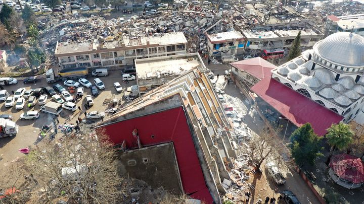 Une vue aérienne d'un bâtiment qui s'est écroulé à Kahramanmaras (Turquie) le 7 février 2023, après un séisme la veille. (EVRIM AYDIN / ANADOLU AGENCY / AFP)