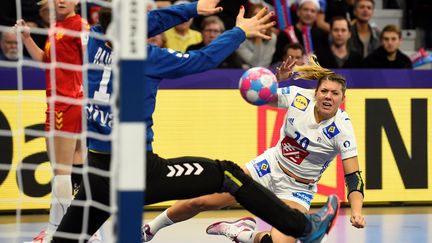 Laura Flippes (France) tire en déséquilibre face au Monténégro lors du premier tour de l'Euro féminin de handball (JEAN-CHRISTOPHE VERHAEGEN / AFP)