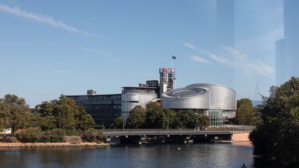 Le siège de la Cour européenne des droits de l'homme, à Strasbourg, en septembre 2019. (PHILIPP VON DITFURTH / DPA / AFP)