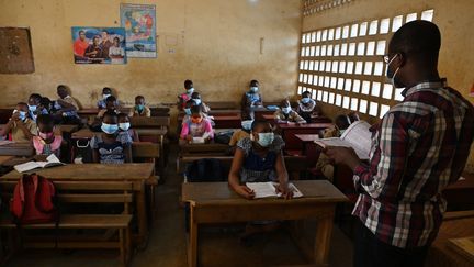 Une salle de classe dans le quartier populaire d'Attecoube, à Abidjan (Côte d'Ivoire) le 25 mai 2020 (ISSOUF SANOGO / AFP)