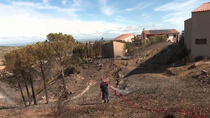 À Narbonne, dans l'Aude, un incendie s'est déclaré mardi 10 septembre. Il a détruit une maison et quatre autres ont été partiellement endommagées. (France 2)