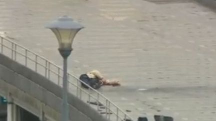 Un corps sur la place apr&egrave;s l'attaque &agrave; l'explosif survenue &agrave; Li&egrave;ge (Belgique), le 13 d&eacute;cembre 2011. (REUTERS)